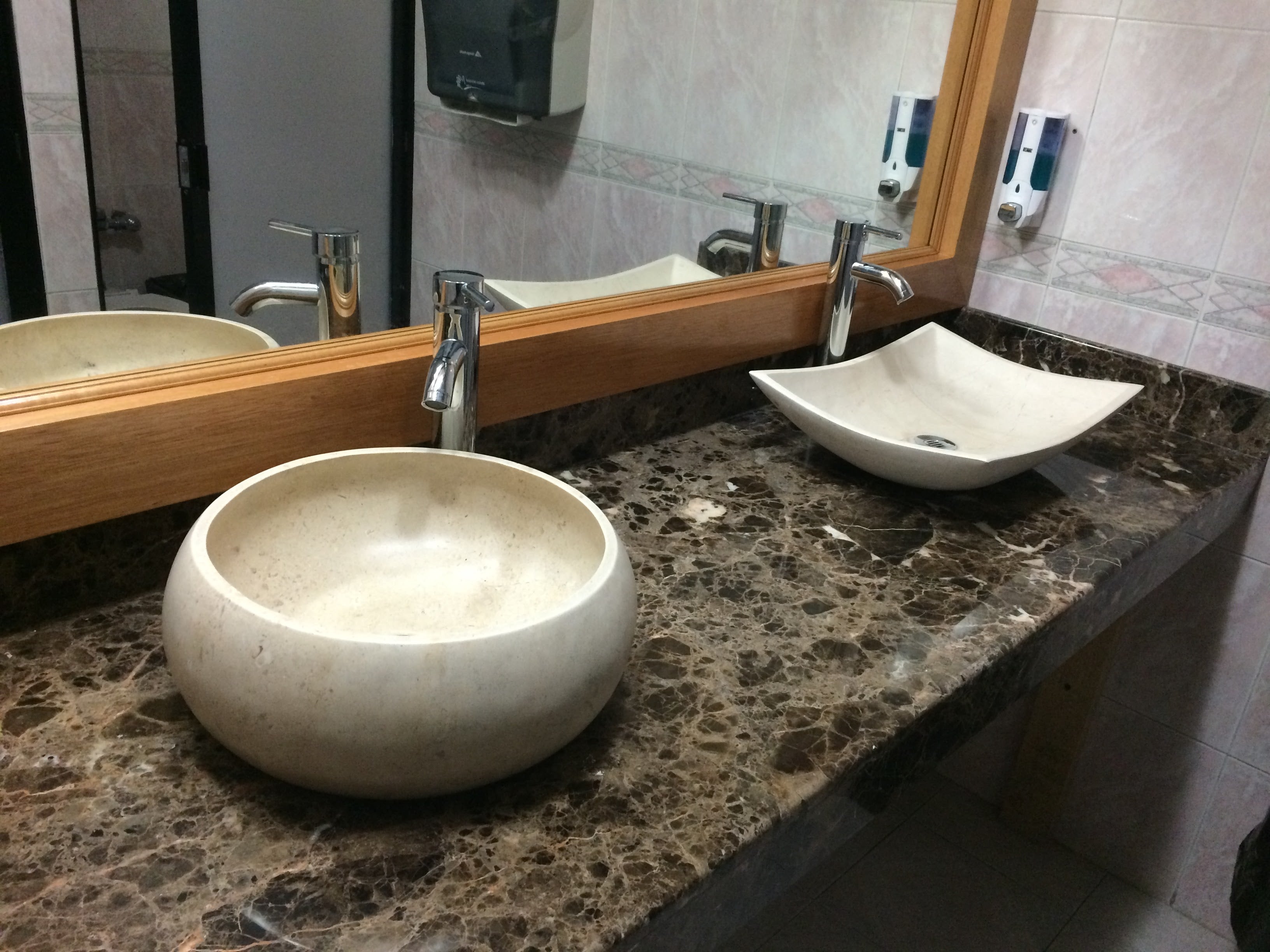 Cubierta de baño en mármol café marrón con ovalines de travertino