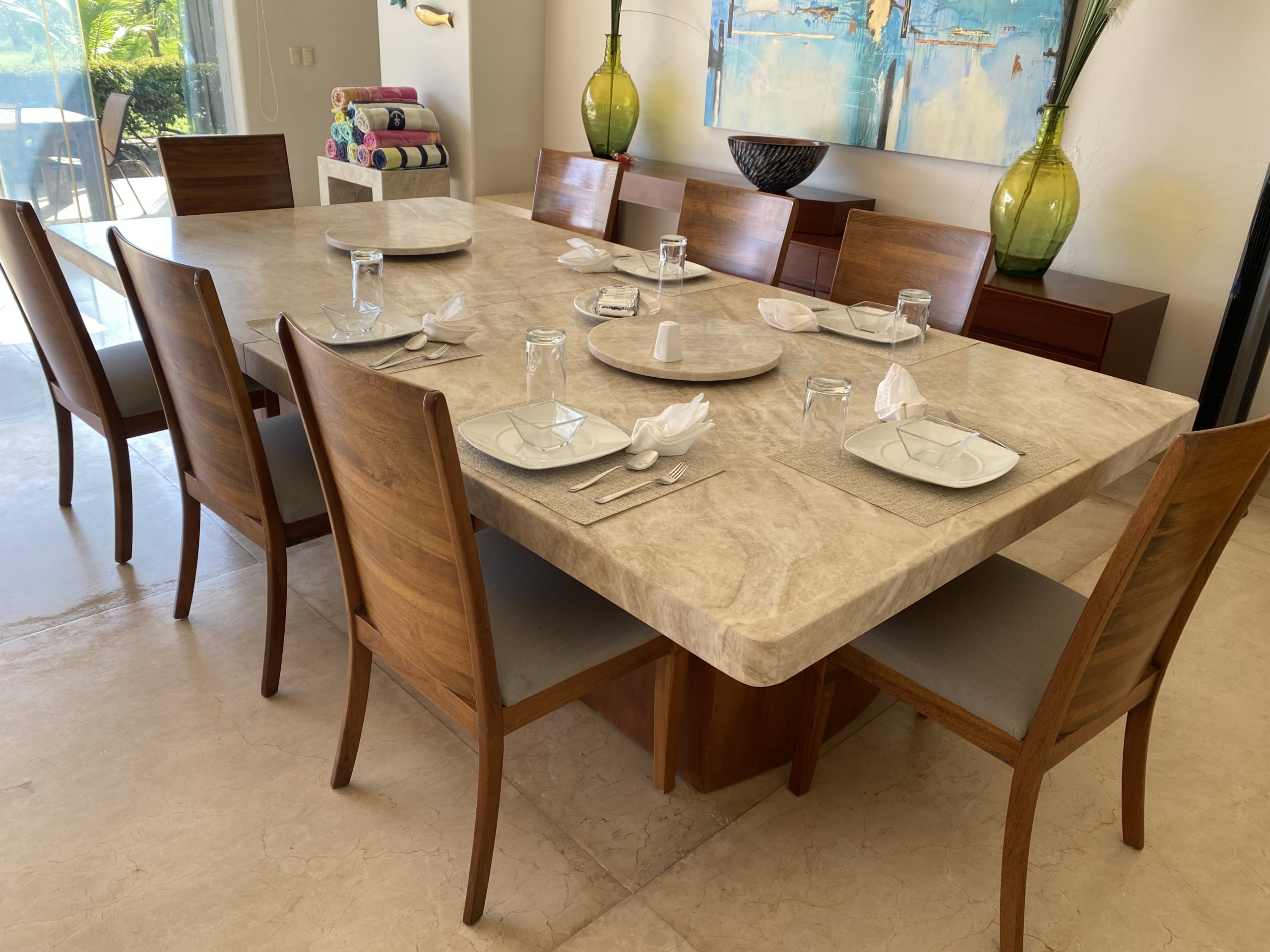 Mesa con cubierta de cuarzo
