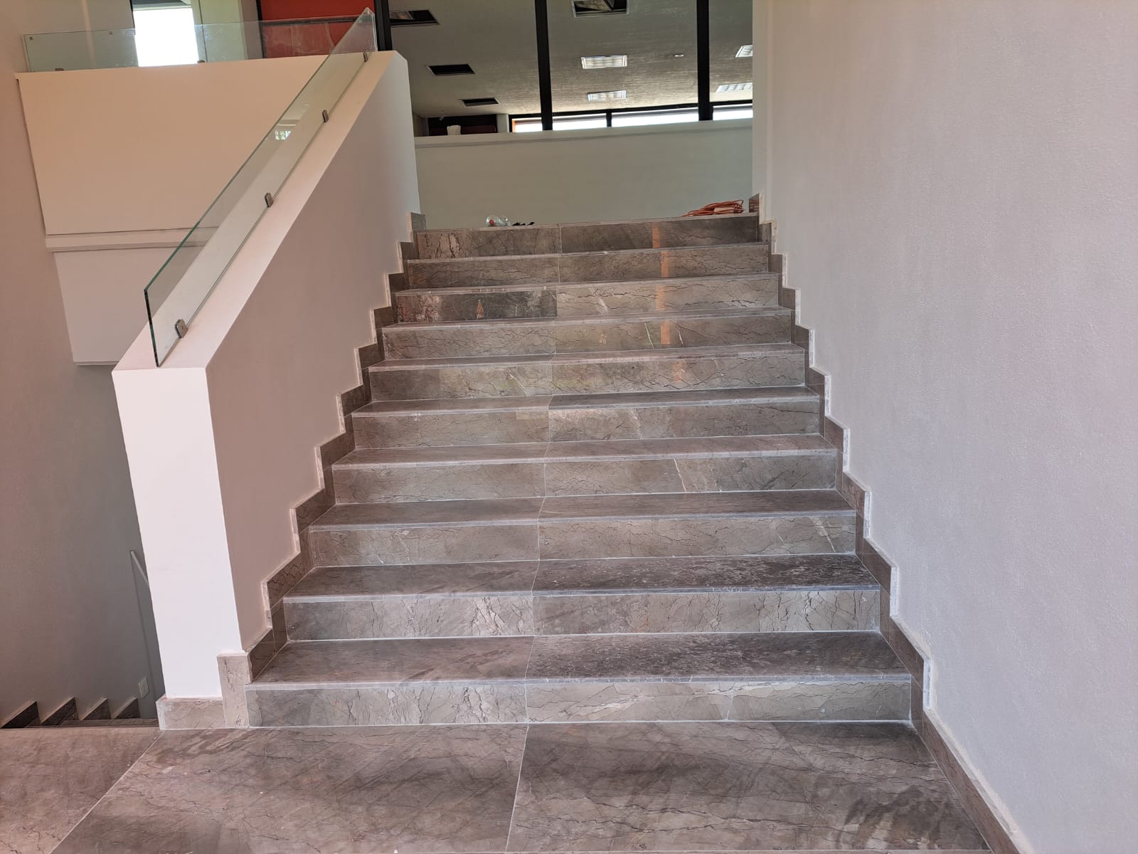 Escalera recta en mármol Santo Tomás con barandal de cristal