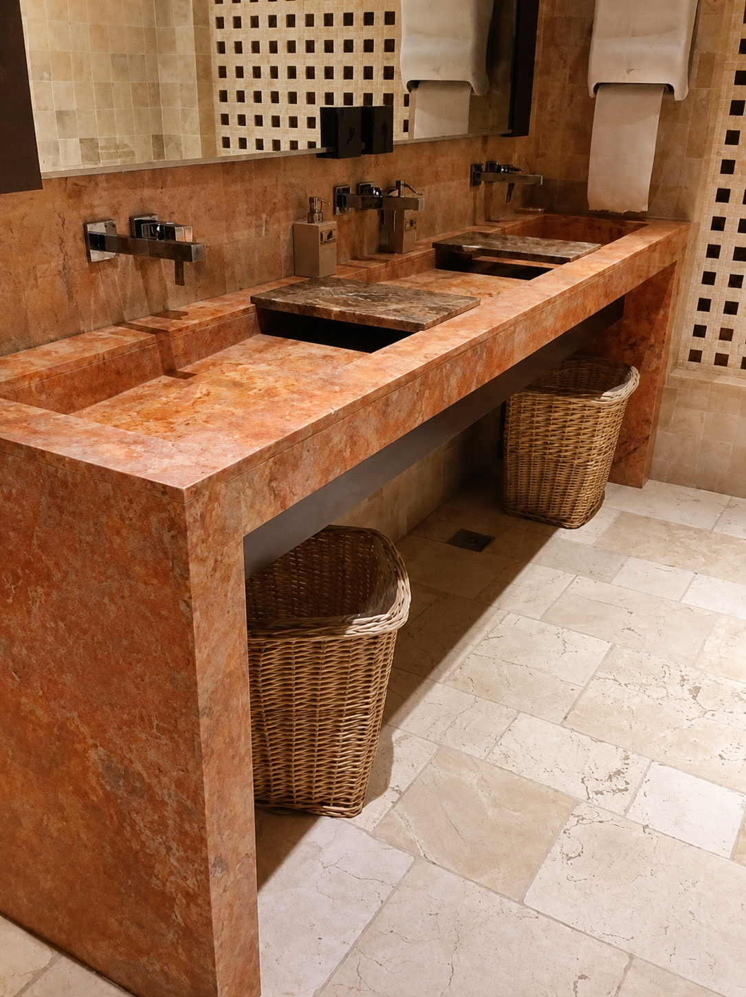 Lavabo doble en travertino rojo