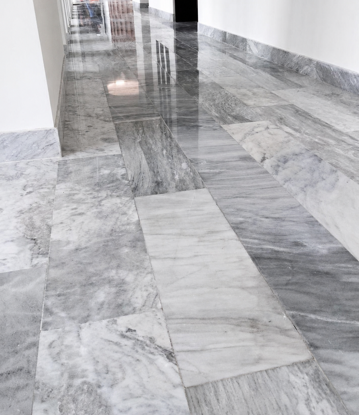 Piso de mármol gris veteado