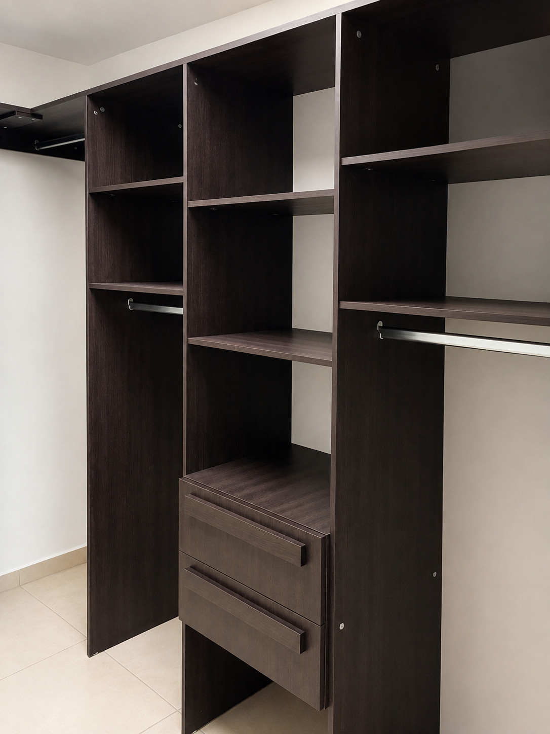 Interior de closet a medida con entrepaños, tubos y cajonera