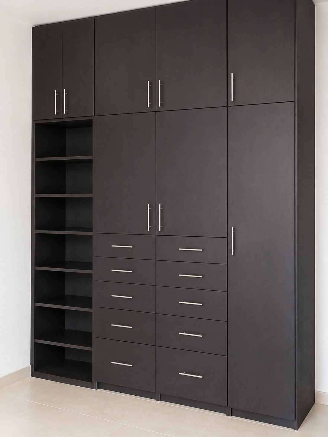 Closet cerrado en melamina negra con cajones y zapatera