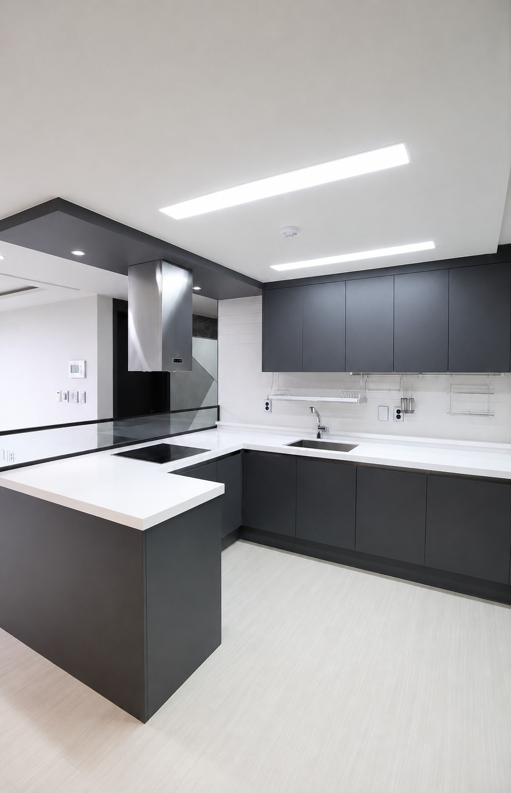 Cocina de laminado gris mate con cubierta blanca