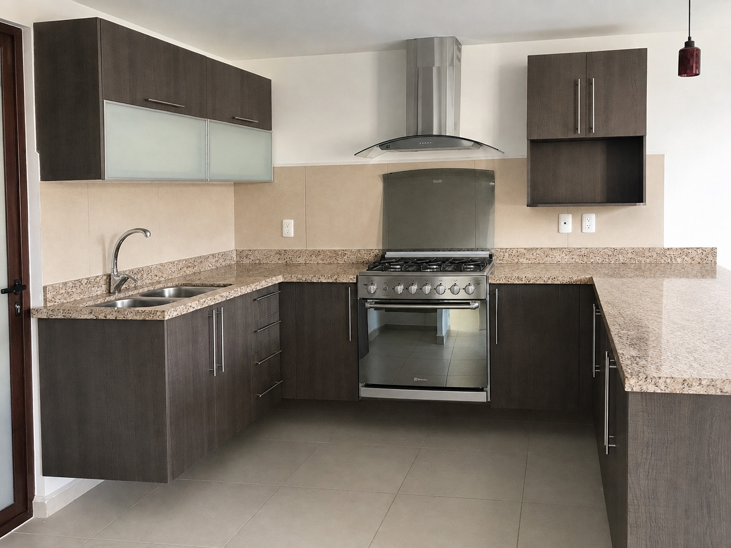 Cocina de melamina chocolate con cubierta de granito beige