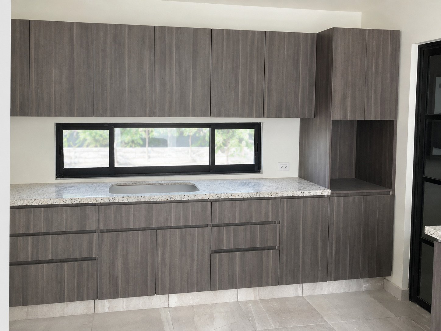 Cocina de melamina gris veteado con cubierta de granito claro