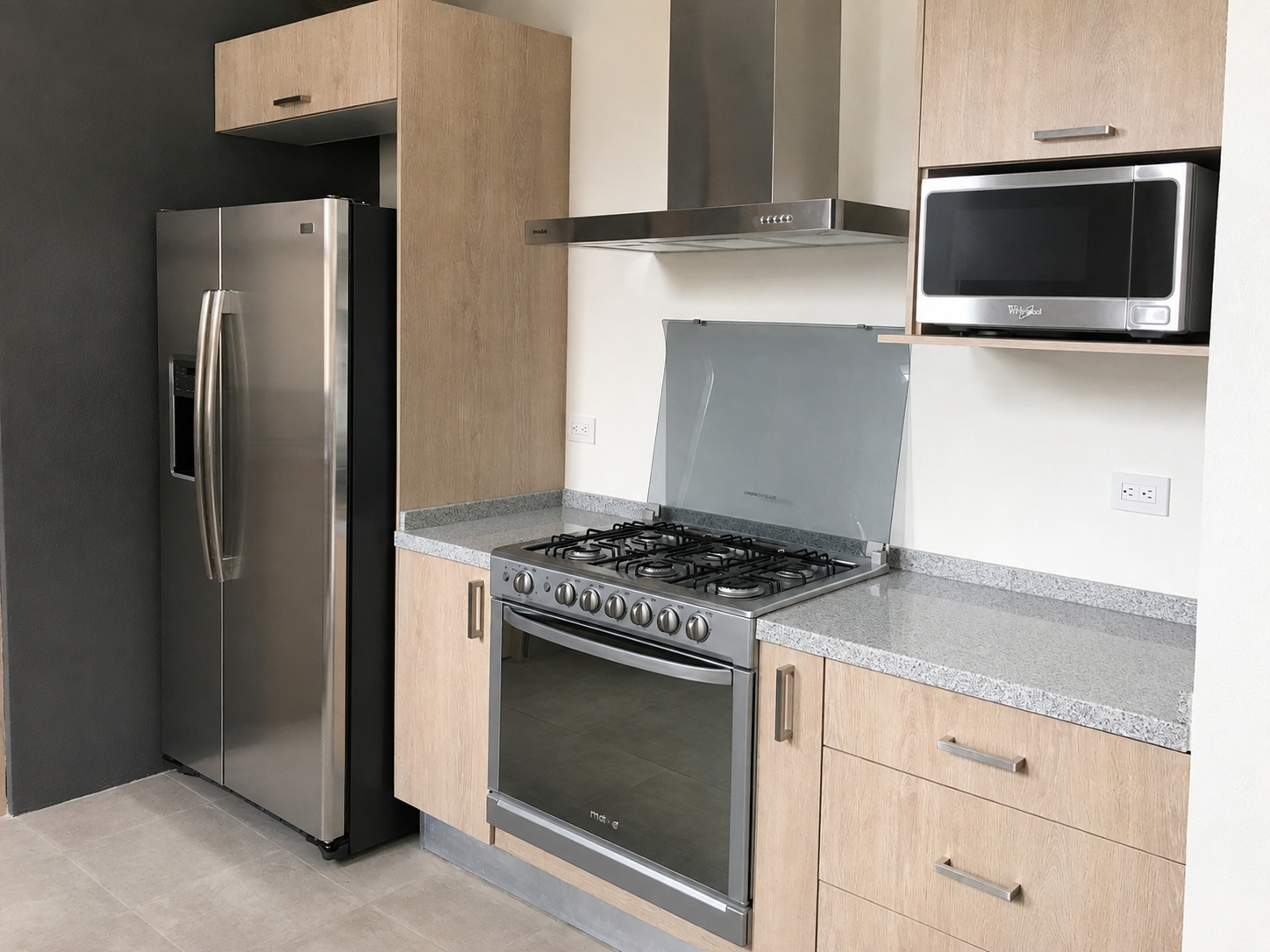 Cocina de melamina roble claro con cubierta de granito