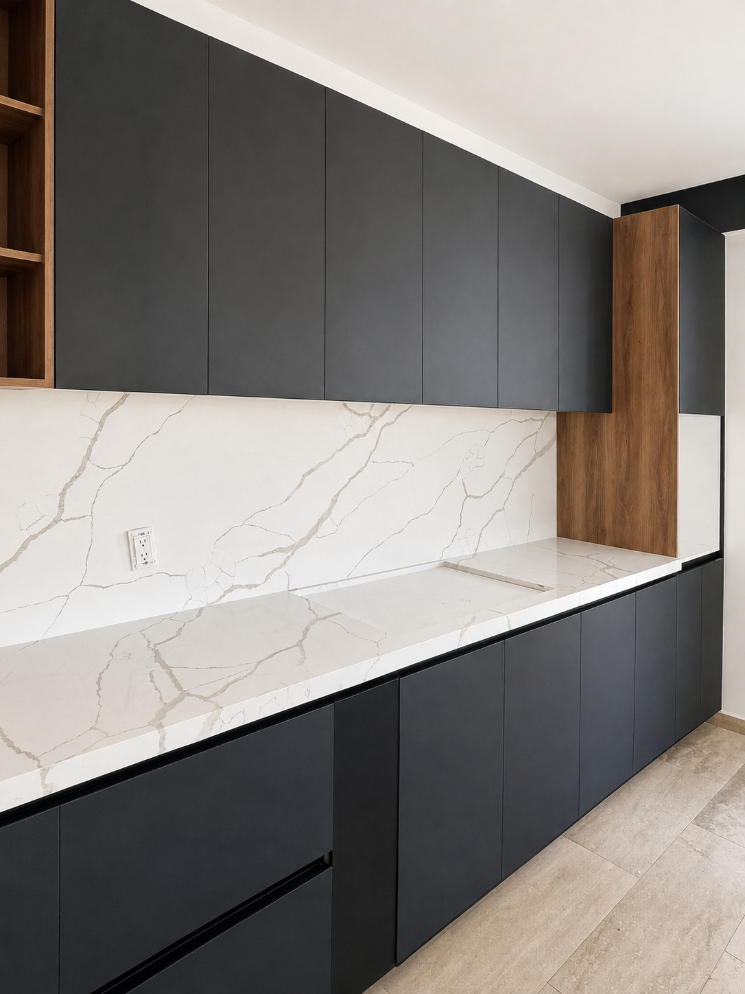 Cocina de laminado negro mate con cubierta y salpicadera de cuarzo Calacatta