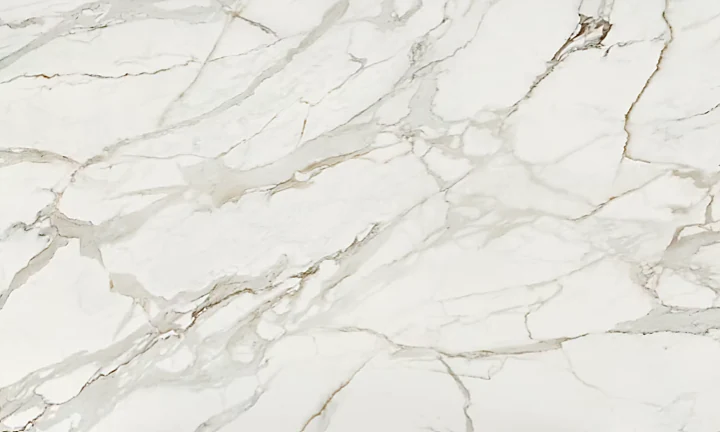 Dekton Lucid acabado pulido, blanco con veta gris fina