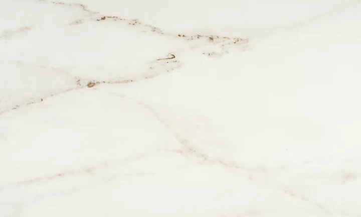 Dekton Rem acabado velvet, gris arena con veta blanca