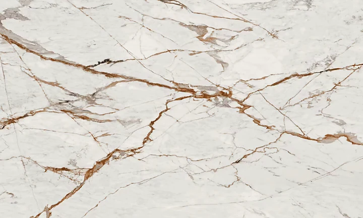 Dekton Reverie acabado velvet, blanco con vetas doradas cruzadas