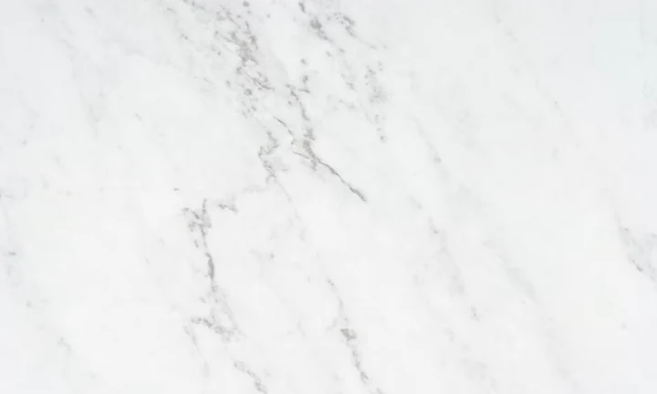Dekton Salina acabado pulido, blanco con veta gris muy tenue