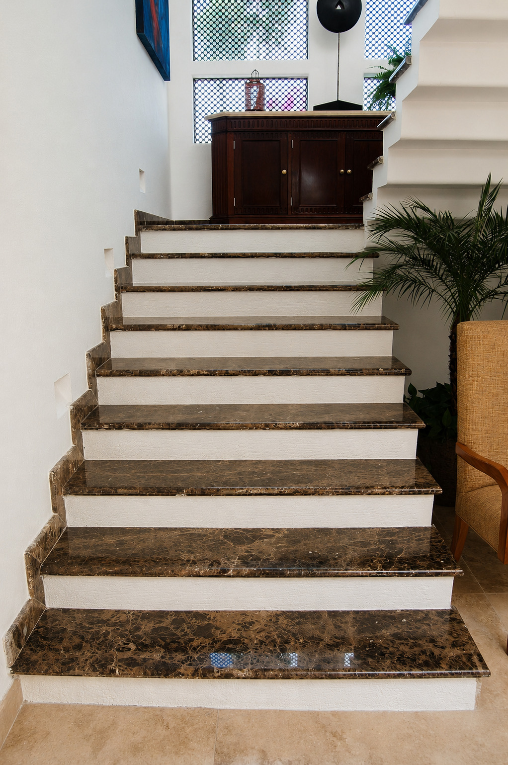 Escalones en mármol café Emperador