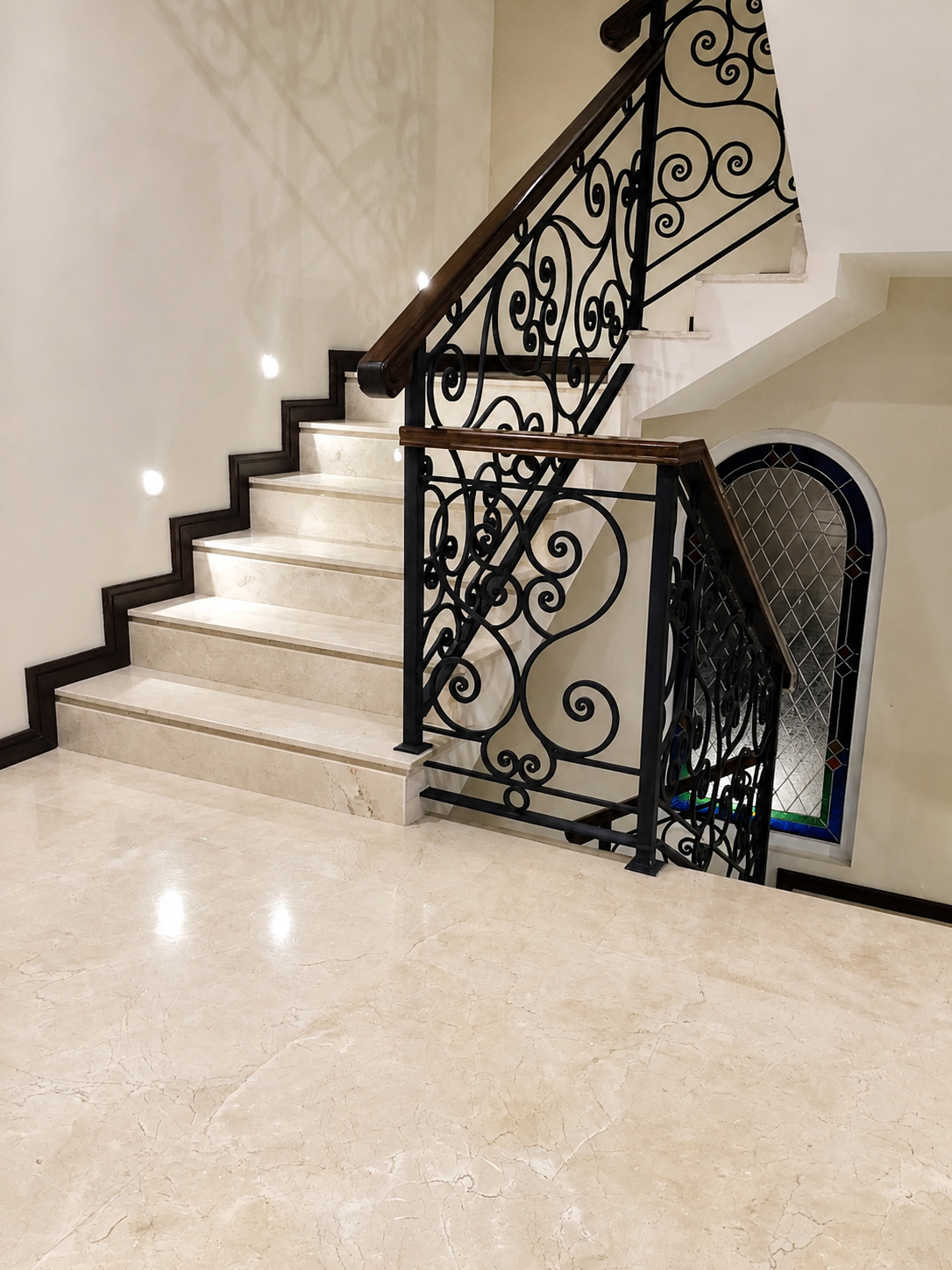Escalera en mármol Crema Marfil con zoclo de madera oscura