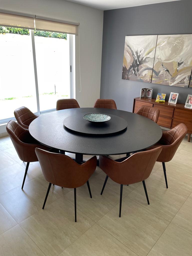 Comedor redondo para ocho personas en granito Negro San Gabriel