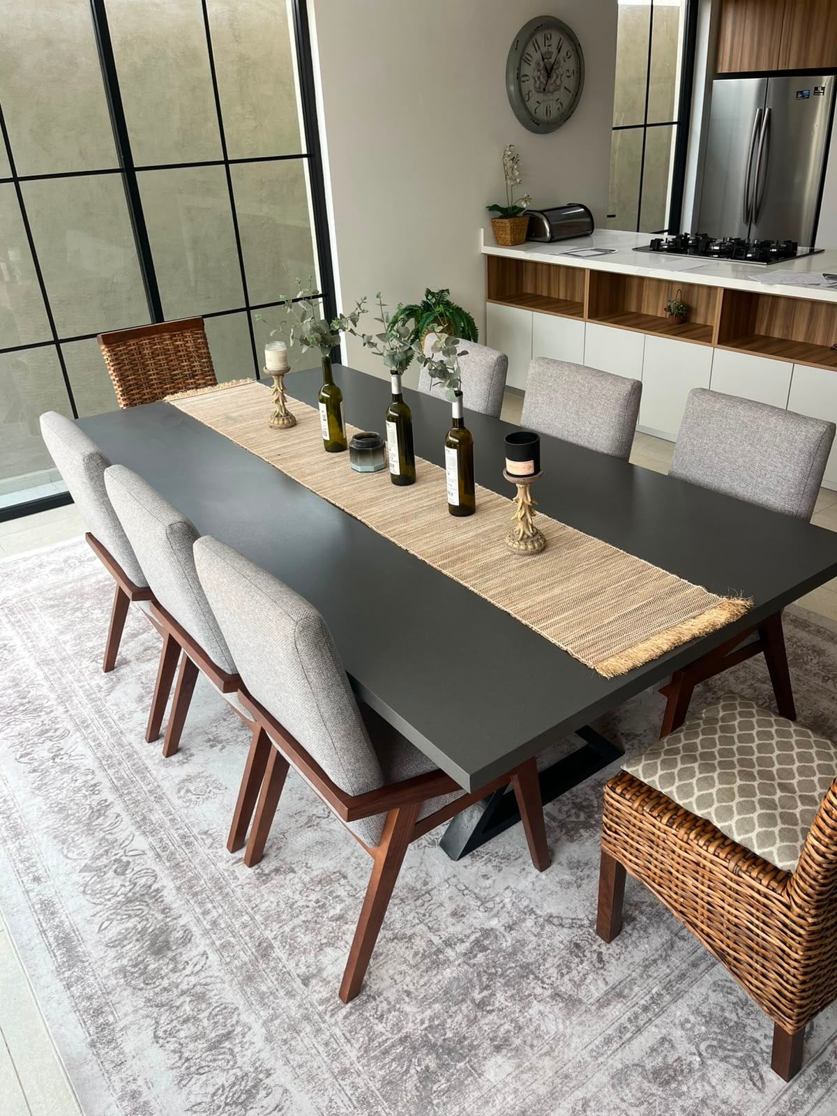 Comedor para ocho personas con cubierta de Silestone Marengo mate